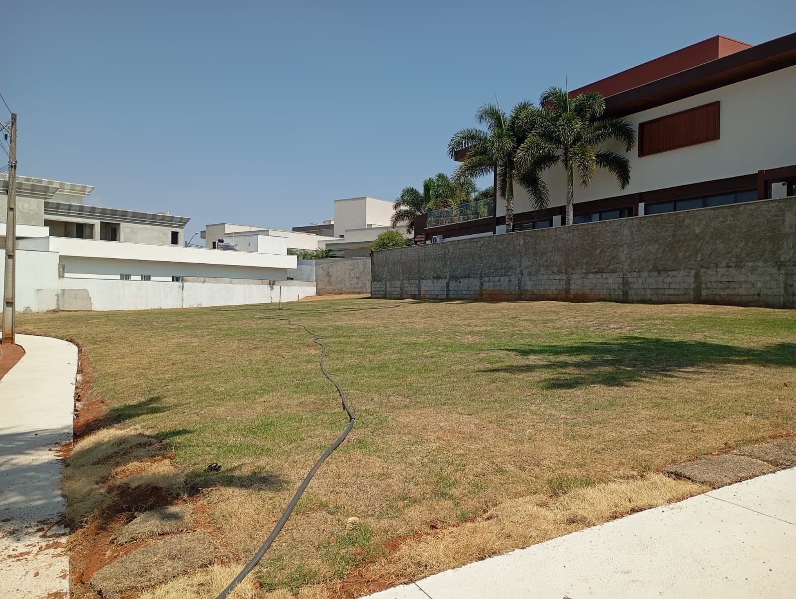 Lote vago com grama aparada em condomínio de alto padrão