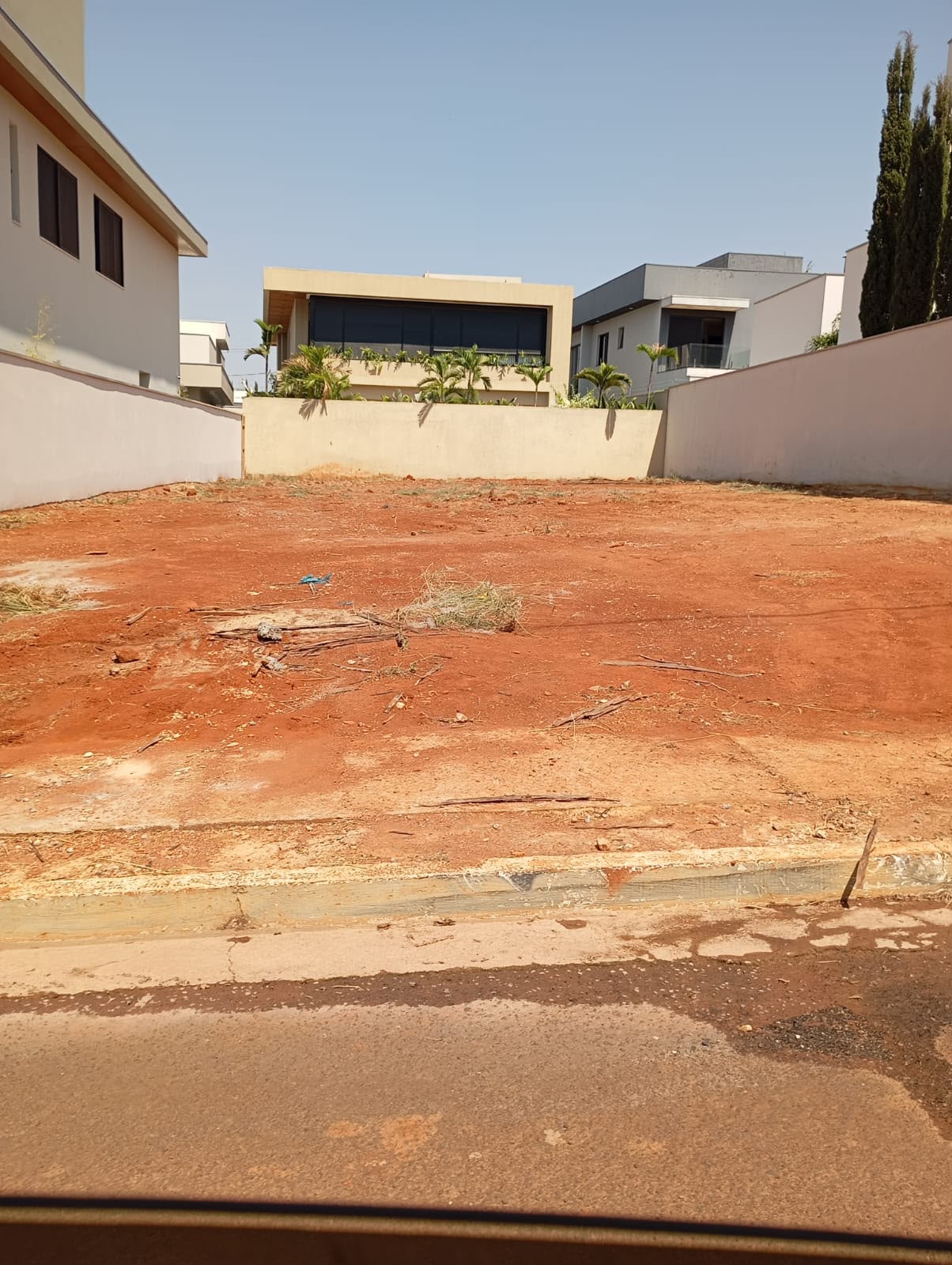 Lote vago limpo após remoção da vegetação
